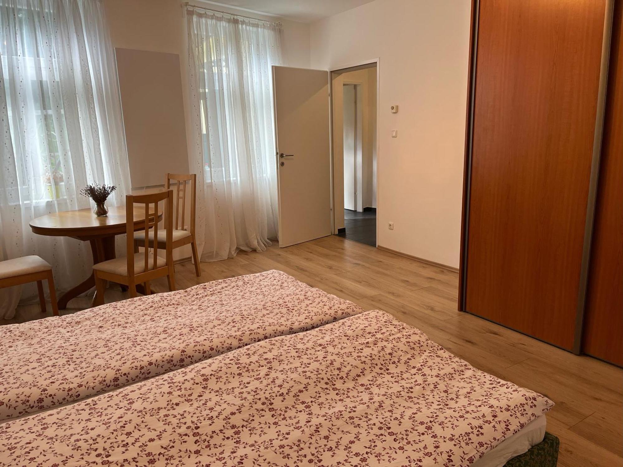 Schoene Wohnung Im Helenental Baden Bagian luar foto