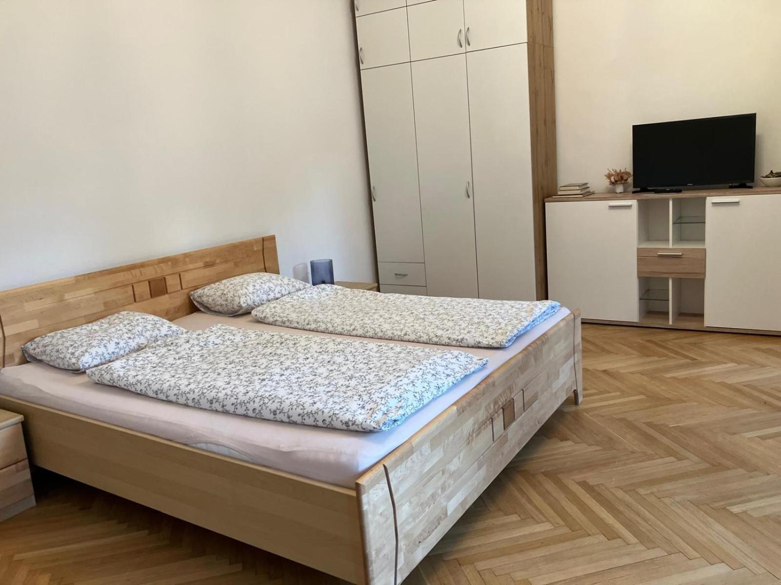 Schoene Wohnung Im Helenental Baden Bagian luar foto