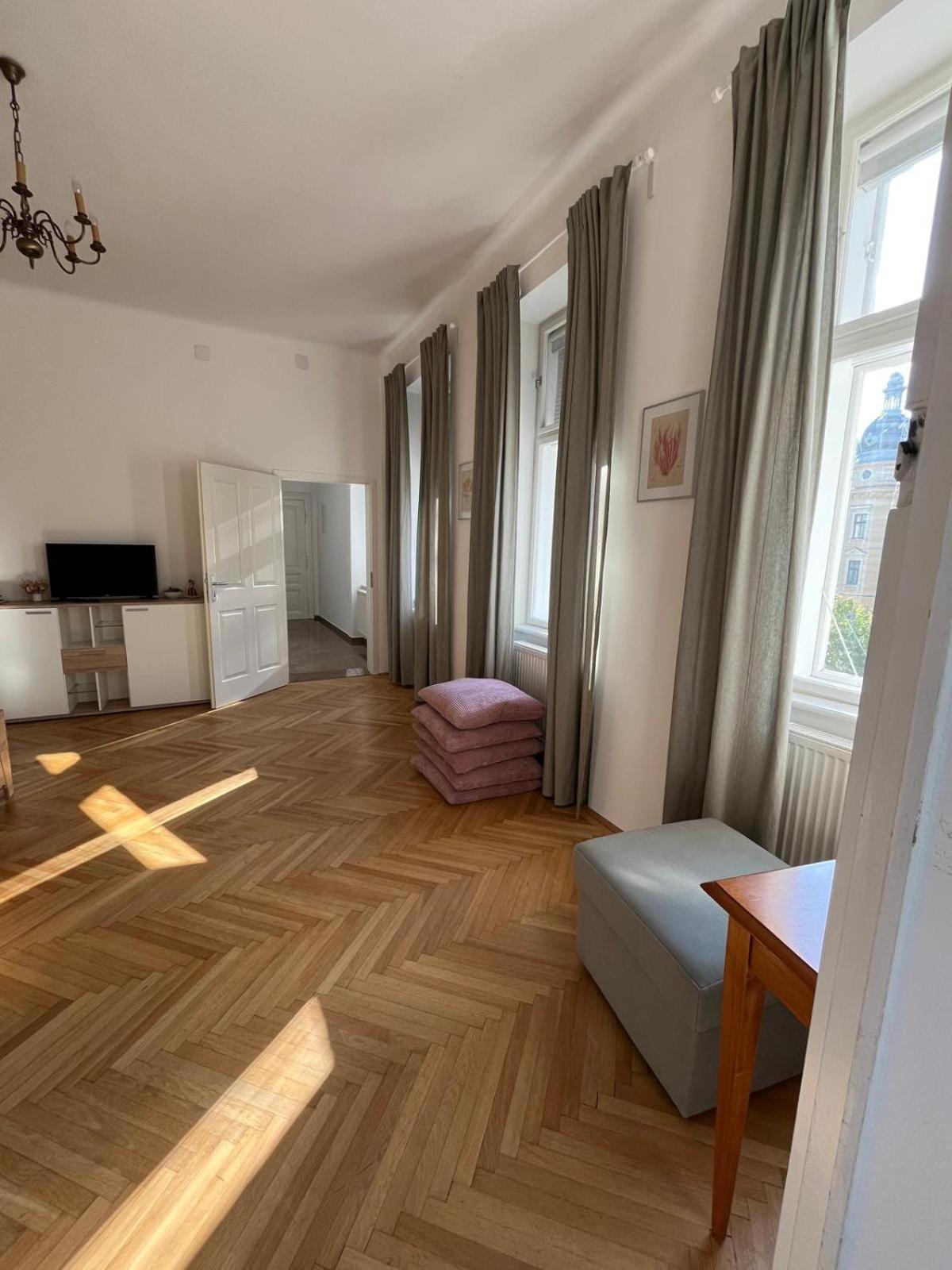Schoene Wohnung Im Helenental Baden Bagian luar foto