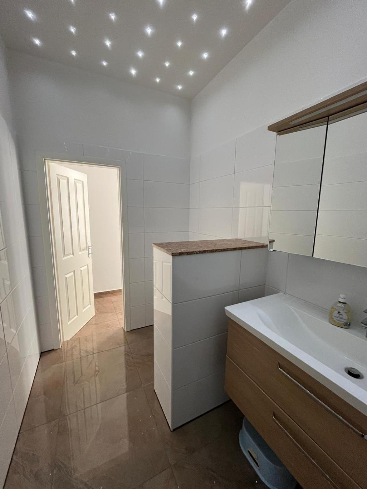 Schoene Wohnung Im Helenental Baden Bagian luar foto